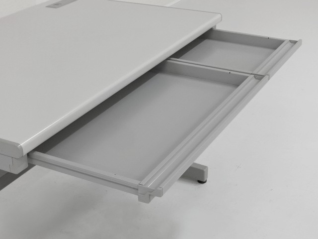 中古｜内田洋行｜フィード｜平デスク（天板厚3．2cm／幕板高さ48  